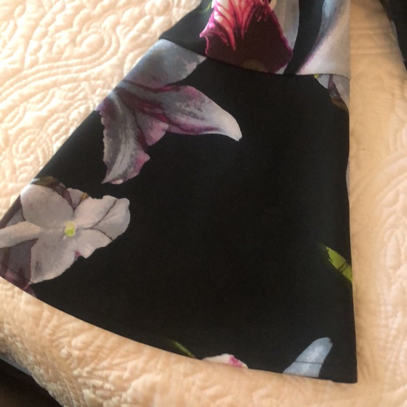 Cute top with bell sleeve, off the shoulder - Picture 3 of 3